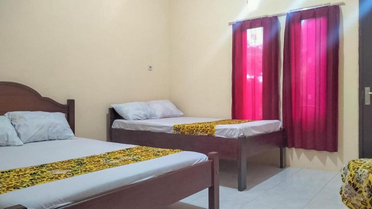 Zulfina Homestay Syariah Mitra Reddoorz Banyuwangi  Exterior photo