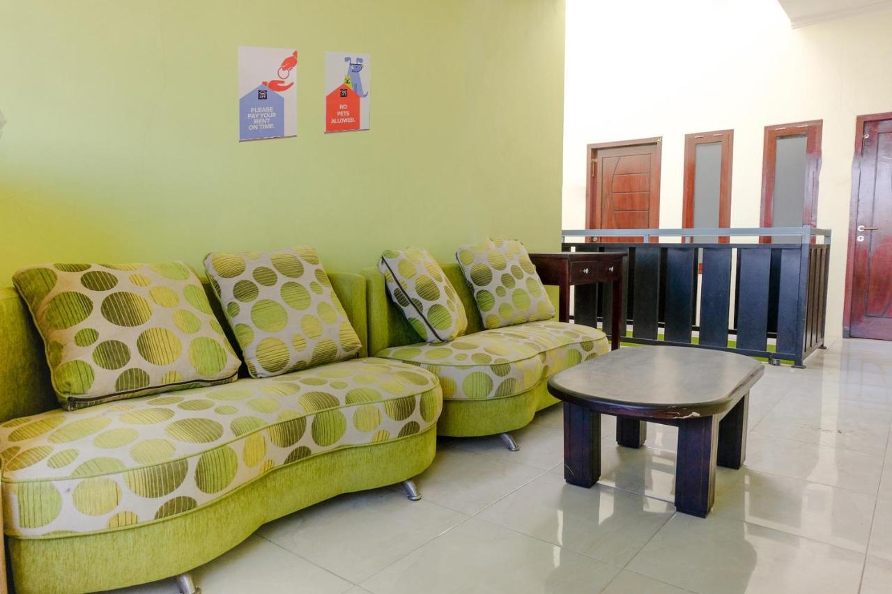 Zulfina Homestay Syariah Mitra Reddoorz Banyuwangi  Exterior photo