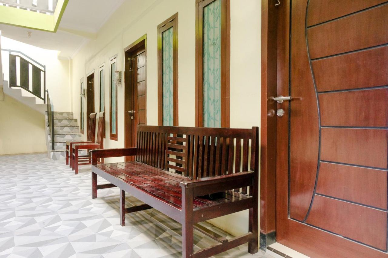 Zulfina Homestay Syariah Mitra Reddoorz Banyuwangi  Exterior photo