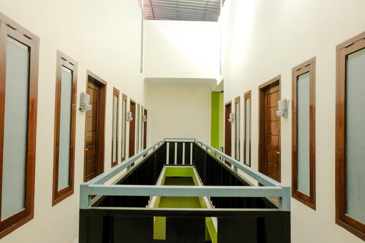 Zulfina Homestay Syariah Mitra Reddoorz Banyuwangi  Exterior photo