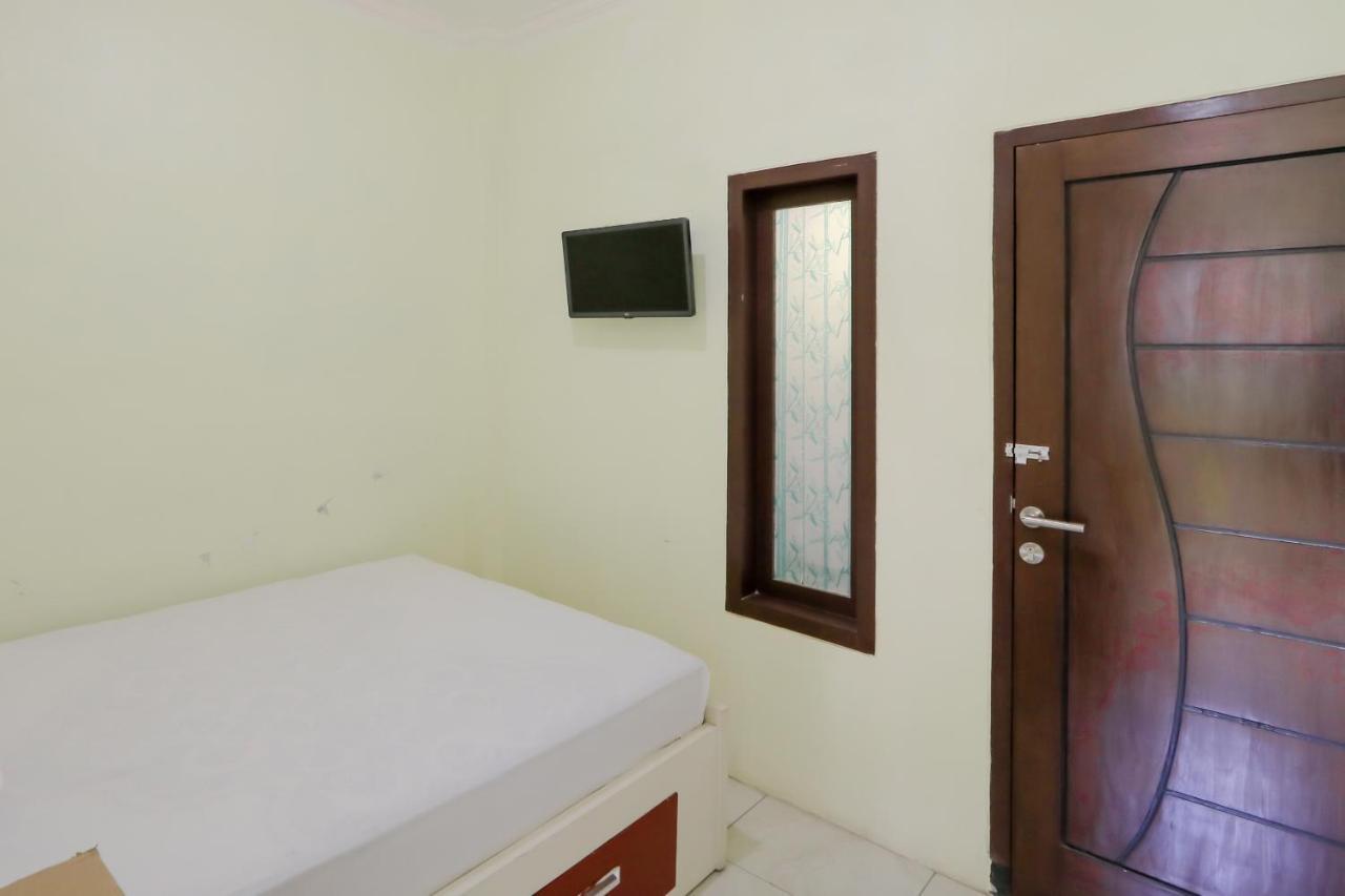 Zulfina Homestay Syariah Mitra Reddoorz Banyuwangi  Exterior photo